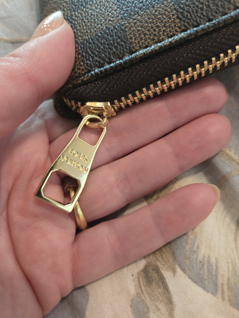 Designer-Style Brown Checkered Zip Wallet - Picture 3 of 9